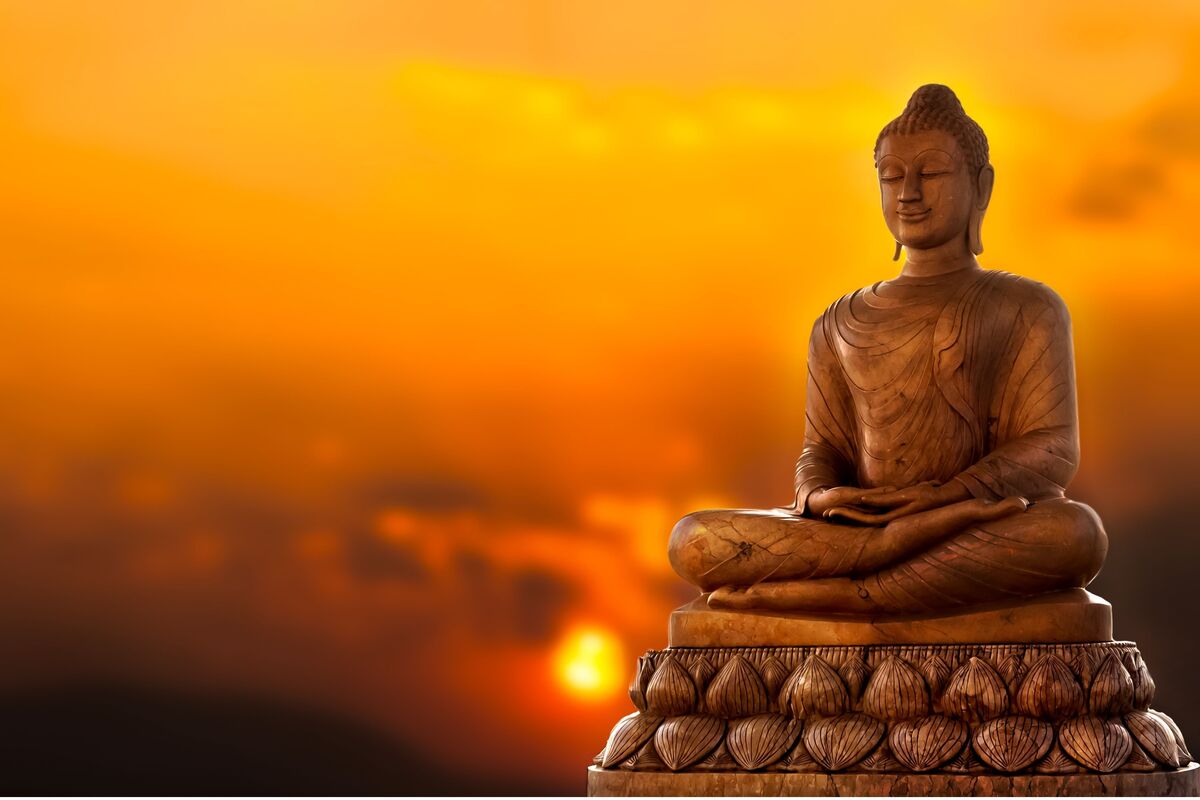Estátua de Buda ao pôr do sol.