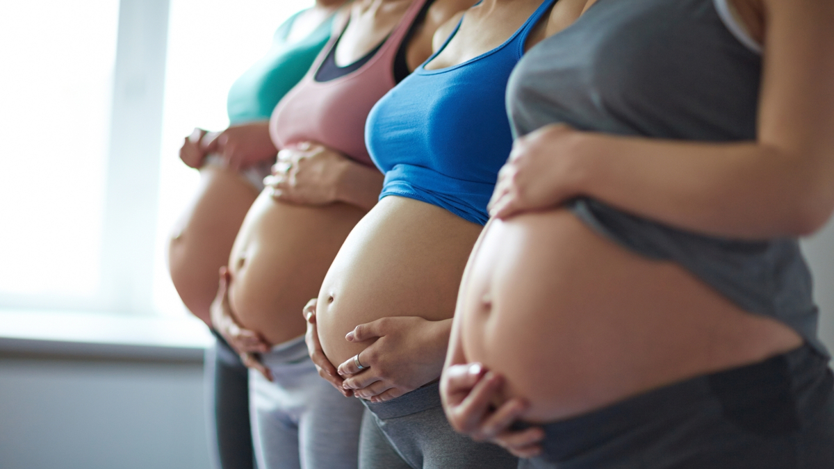 Várias mulheres grávidas.
