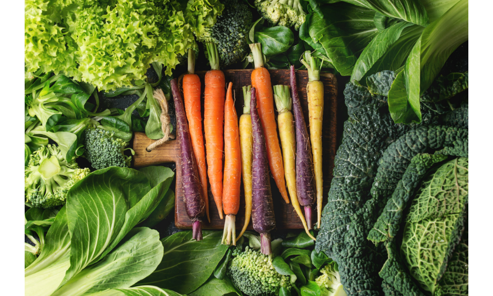 Verduras e legumes sobre uma mesa.