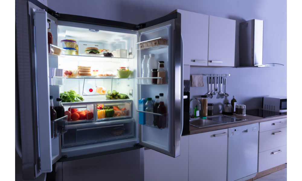 Grande geladeira aberta em uma cozinha.