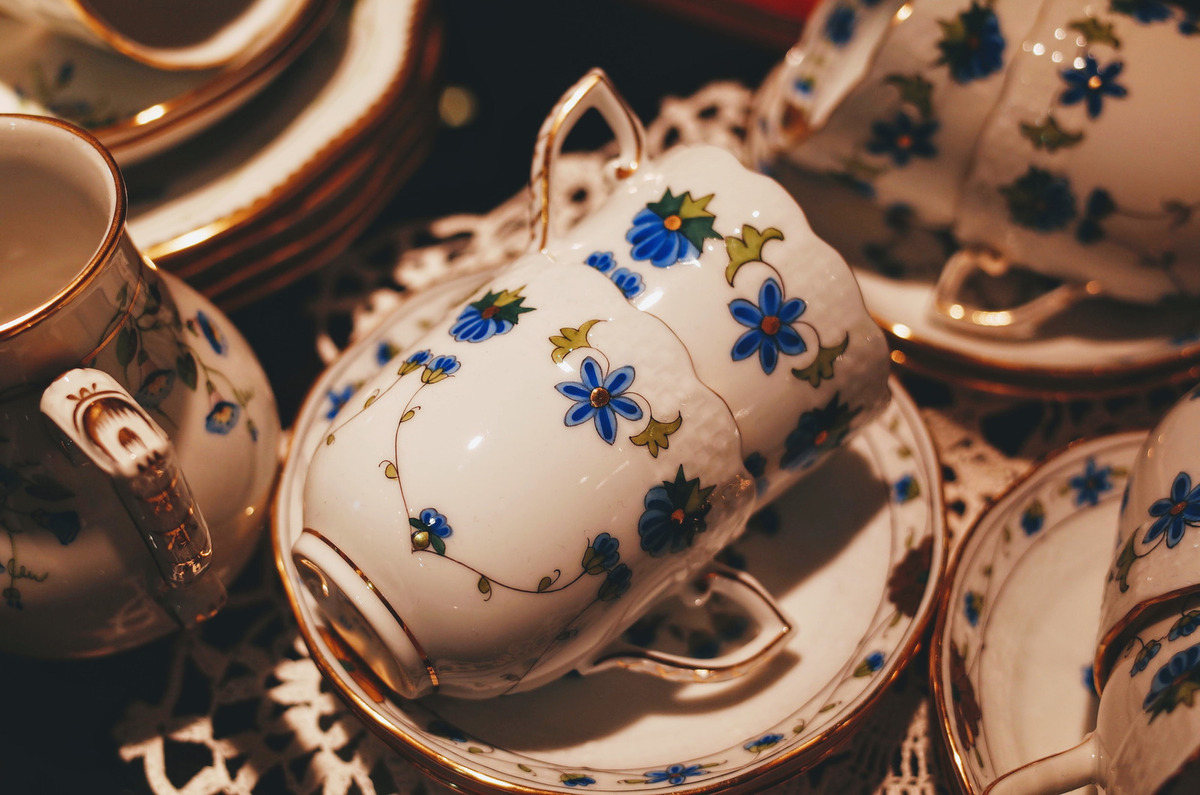Xícara de porcelana com detalhes azuis