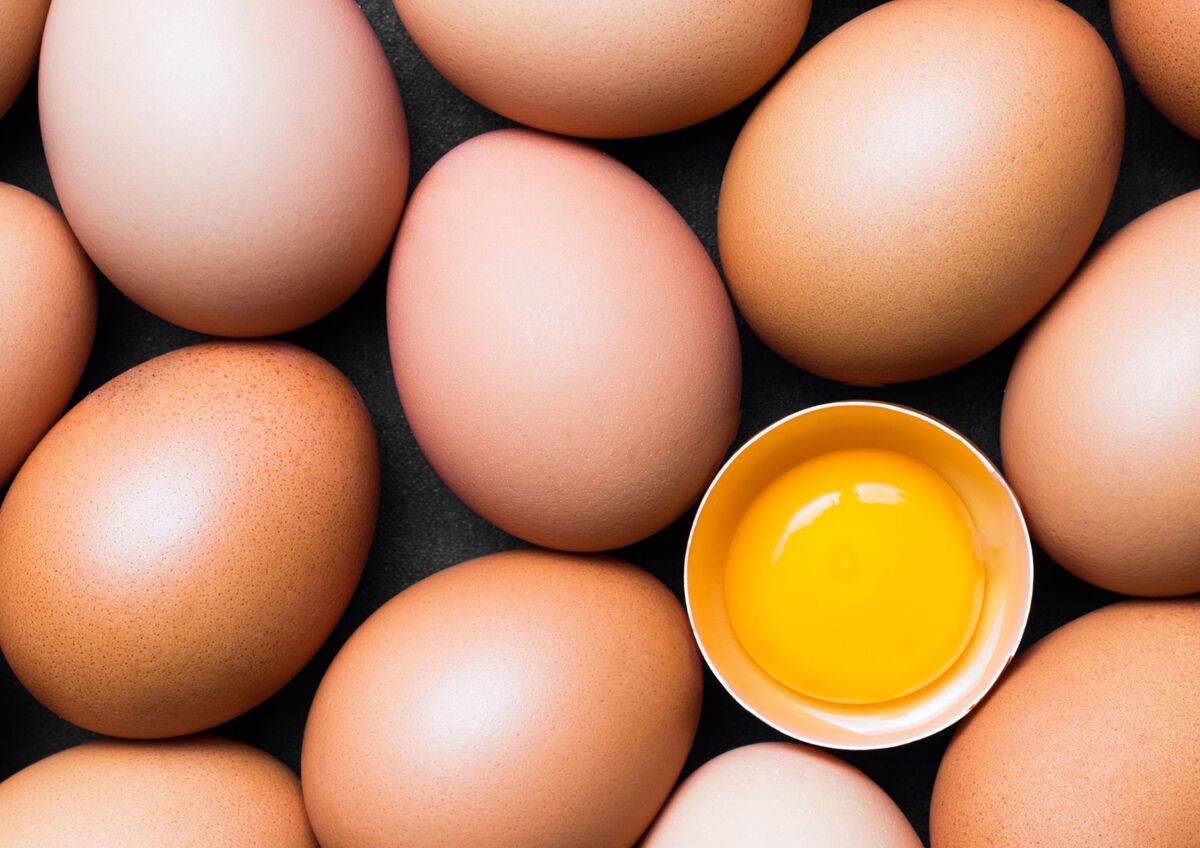 Imagem de ovos e um ovo quebrado