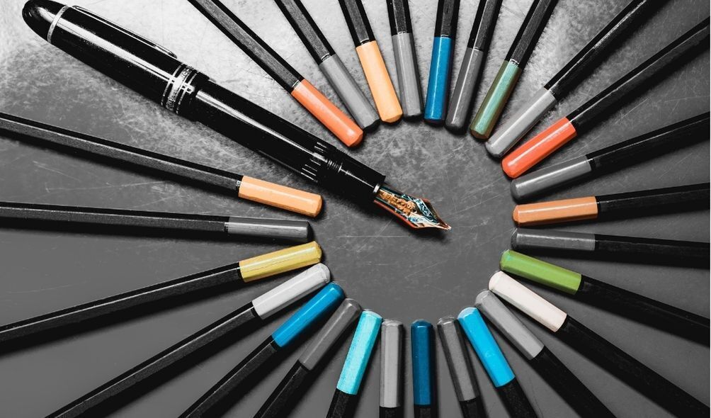 Círculo de canetas coloridas