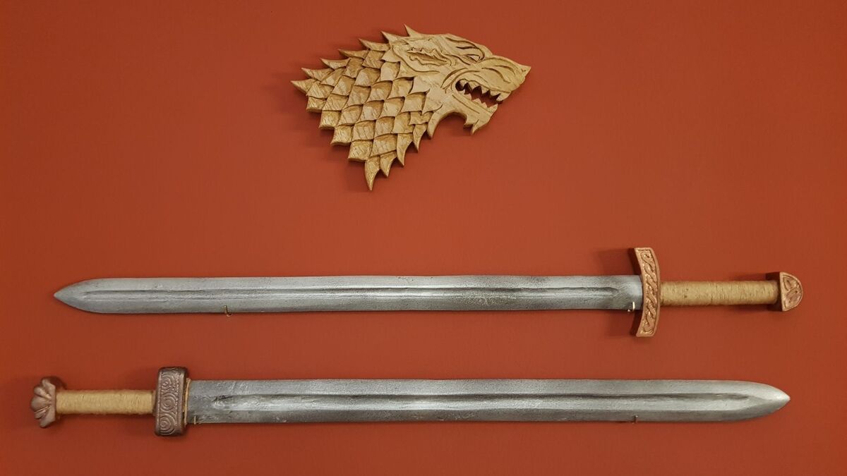 Duas espadas e um objeto.