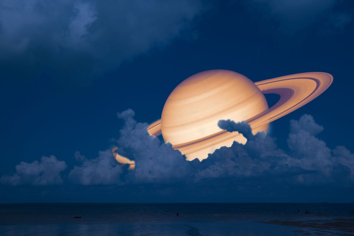 Planeta Saturno no céu.