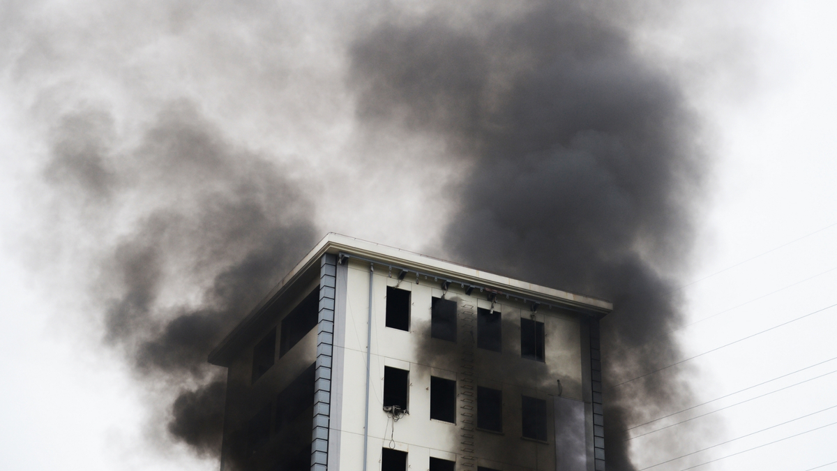 Fumaça preta saindo de um prédio.