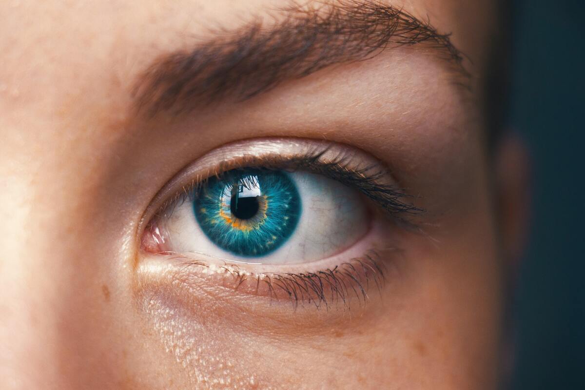 Olho azul de uma mulher.