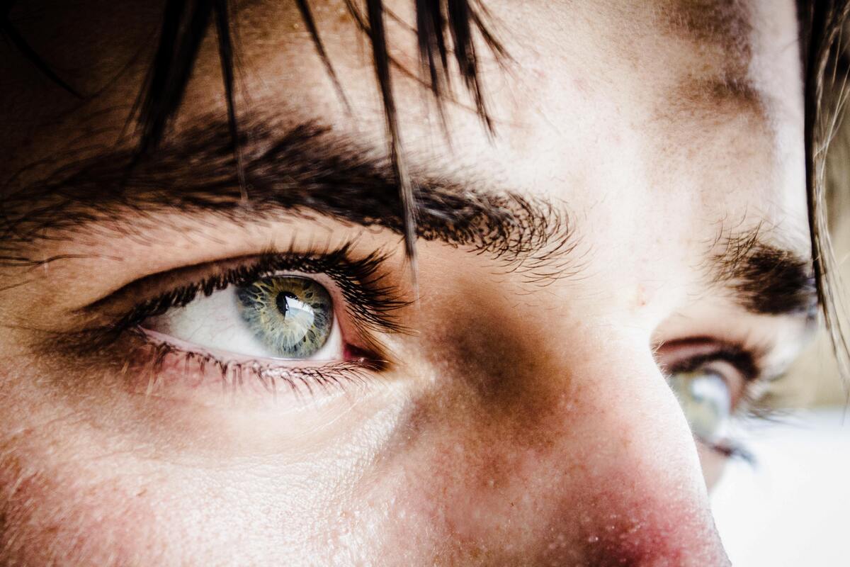 Olhos azuis de um homem. 