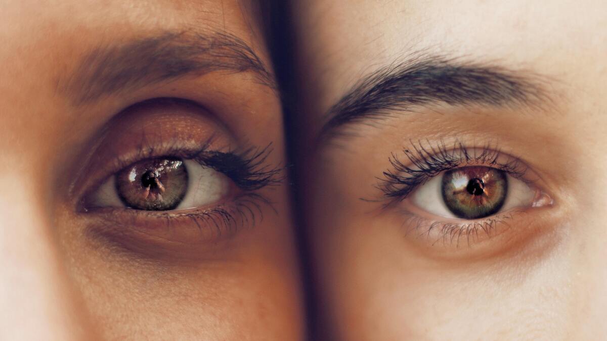 Duas mulheres com olhos castanhos.