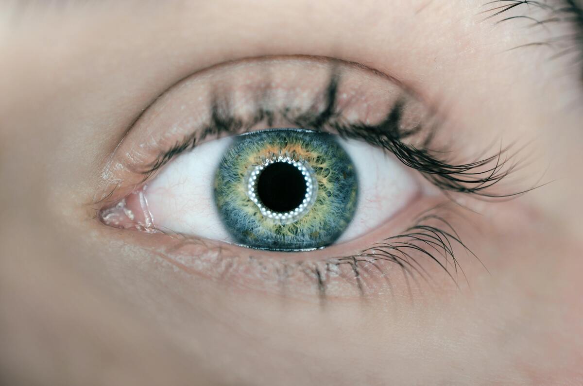 Olho verde de uma mulher.