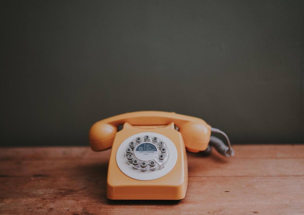 Telefone amarelo vintage.