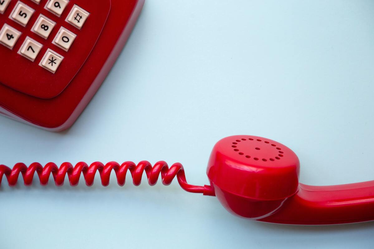 Telefone vermelho antigo.