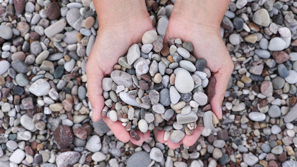 Mão segurando pedras.