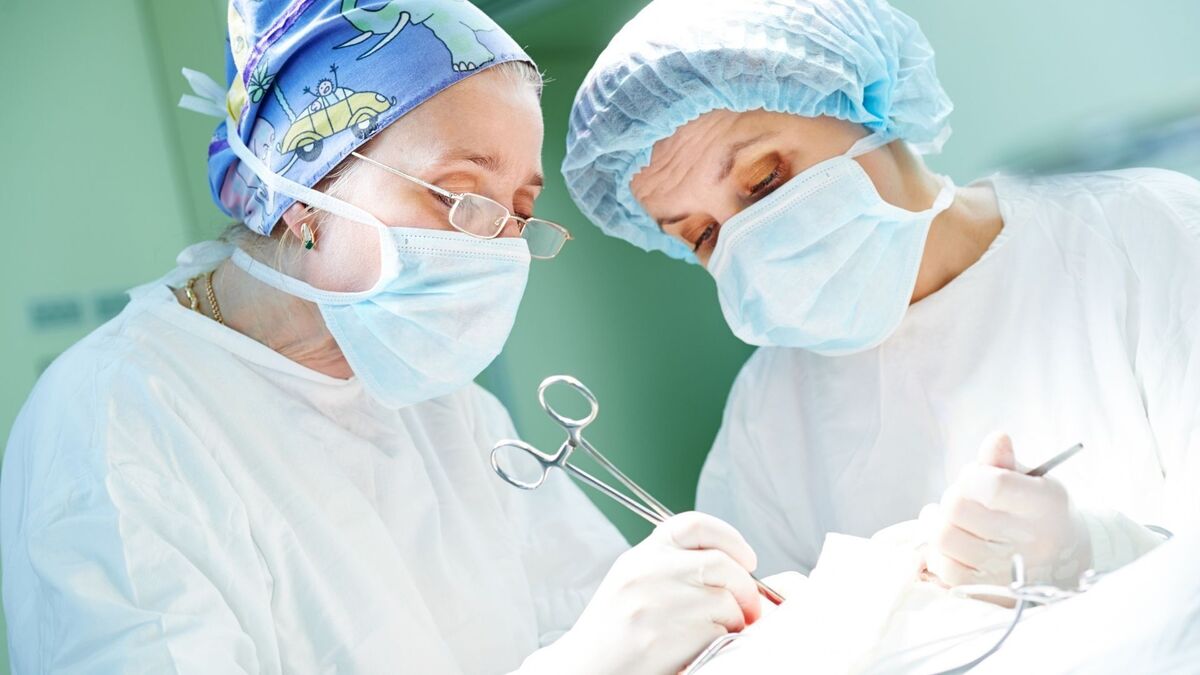 Duas médicas fazendo cirurgia.