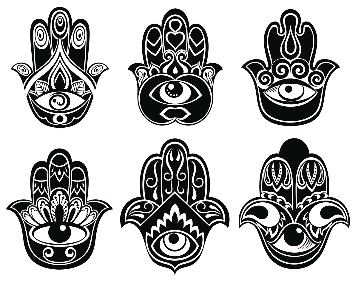 Mãos de Fátima em preto e branco com símbolos variados