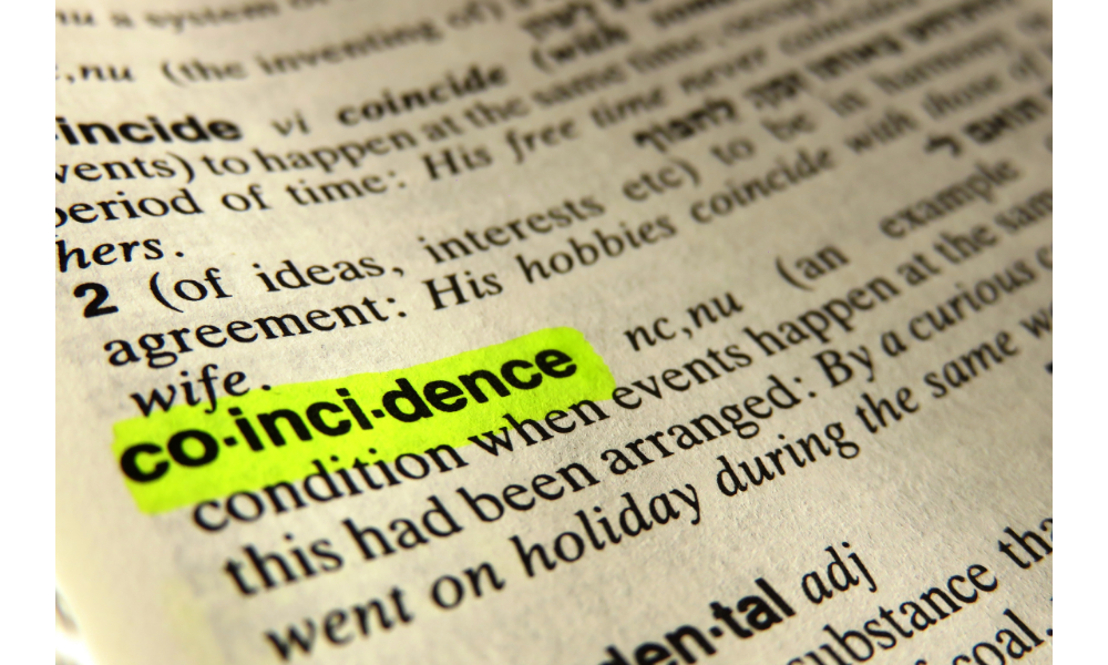 Definição no dicionário da palavra "coincidence" em destaque.