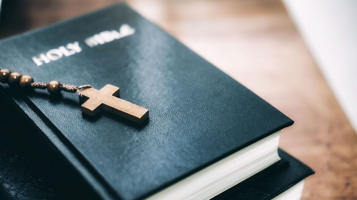Bíblia fechada com um crucifixo.