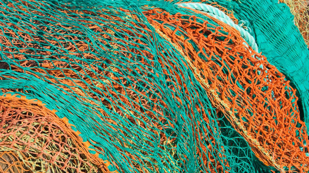Redes de pesca de diferentes cores.