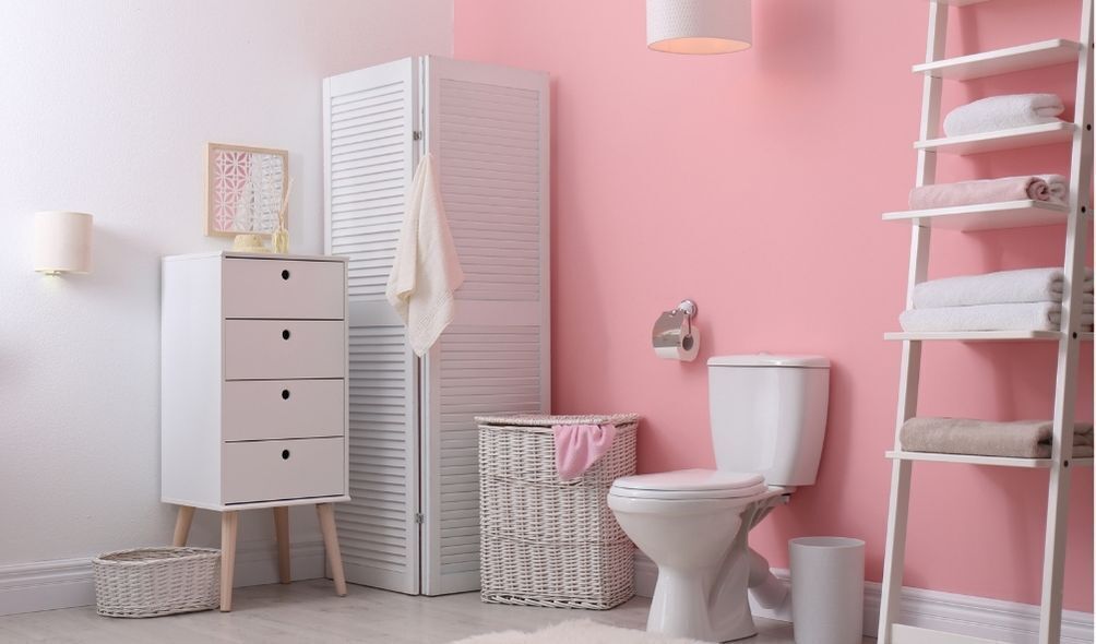Imagem de banheiro rosa