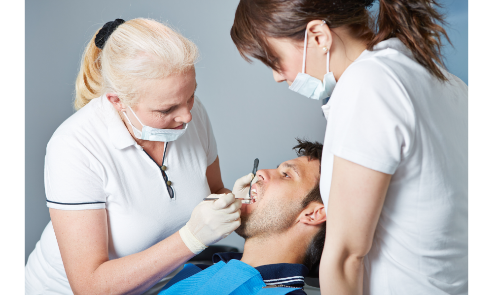 Pessoa fazendo procedimento dentário com dentista.