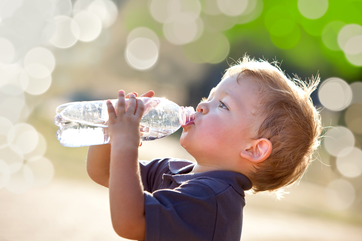 Criança bebendo água solarizada