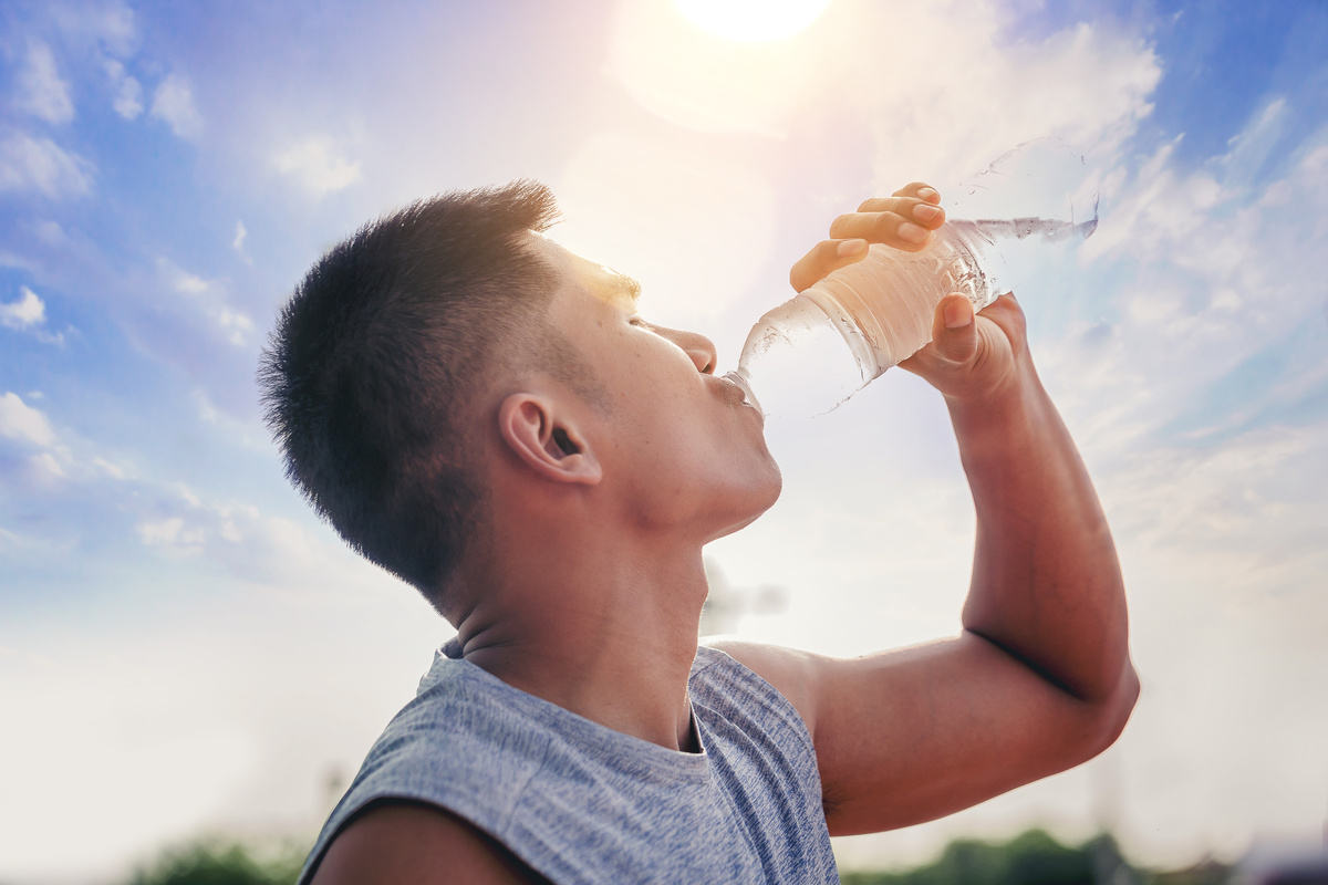Homem bebendo água solarizada