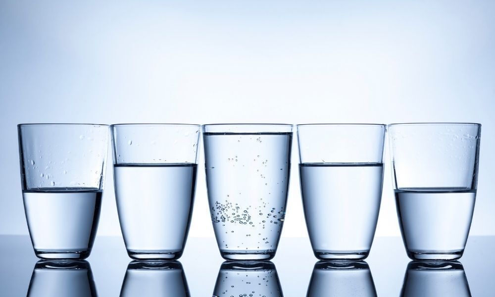 copos com agua