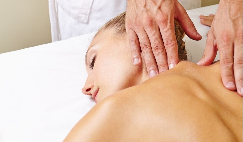 Mulher recebendo massagem na nuca