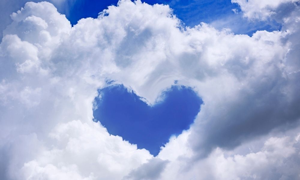 coração em nuvens