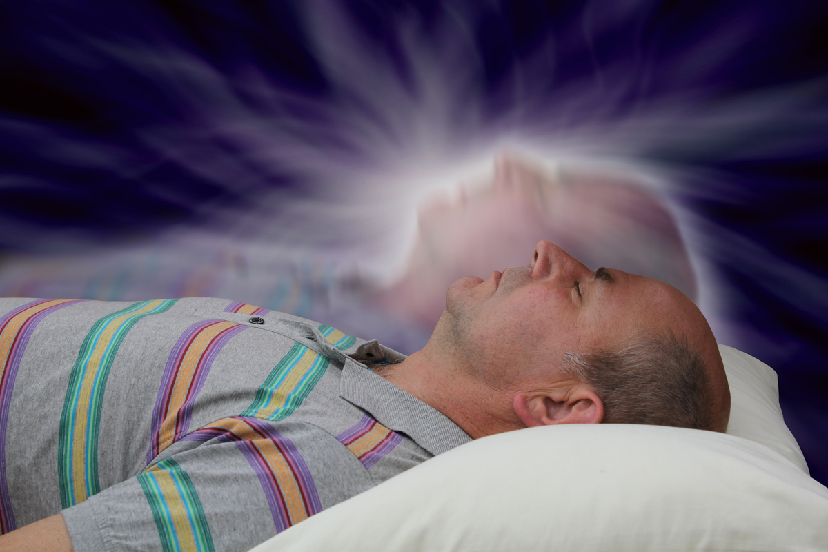 Homem saindo do corpo enquanto dorme