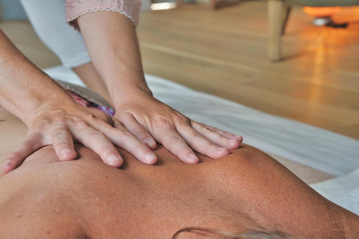 Mulher recebendo massagem. 