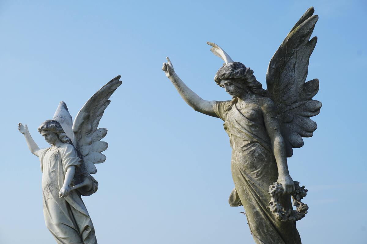 Estátuas de dois anjos.