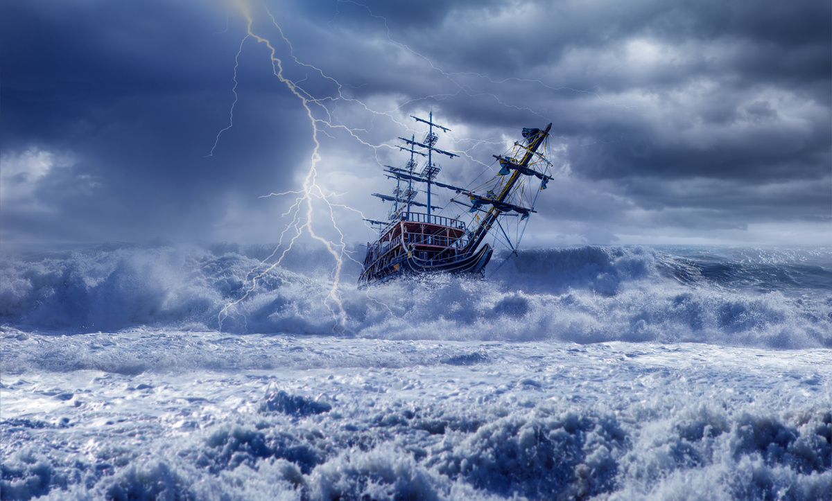 Barco no meio de uma tempestade.