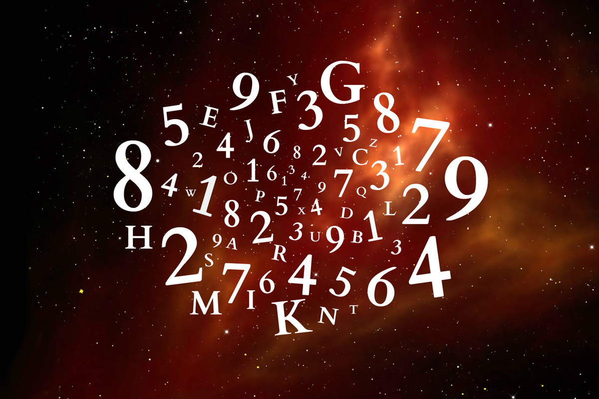 Letras e números em fundo de galáxia