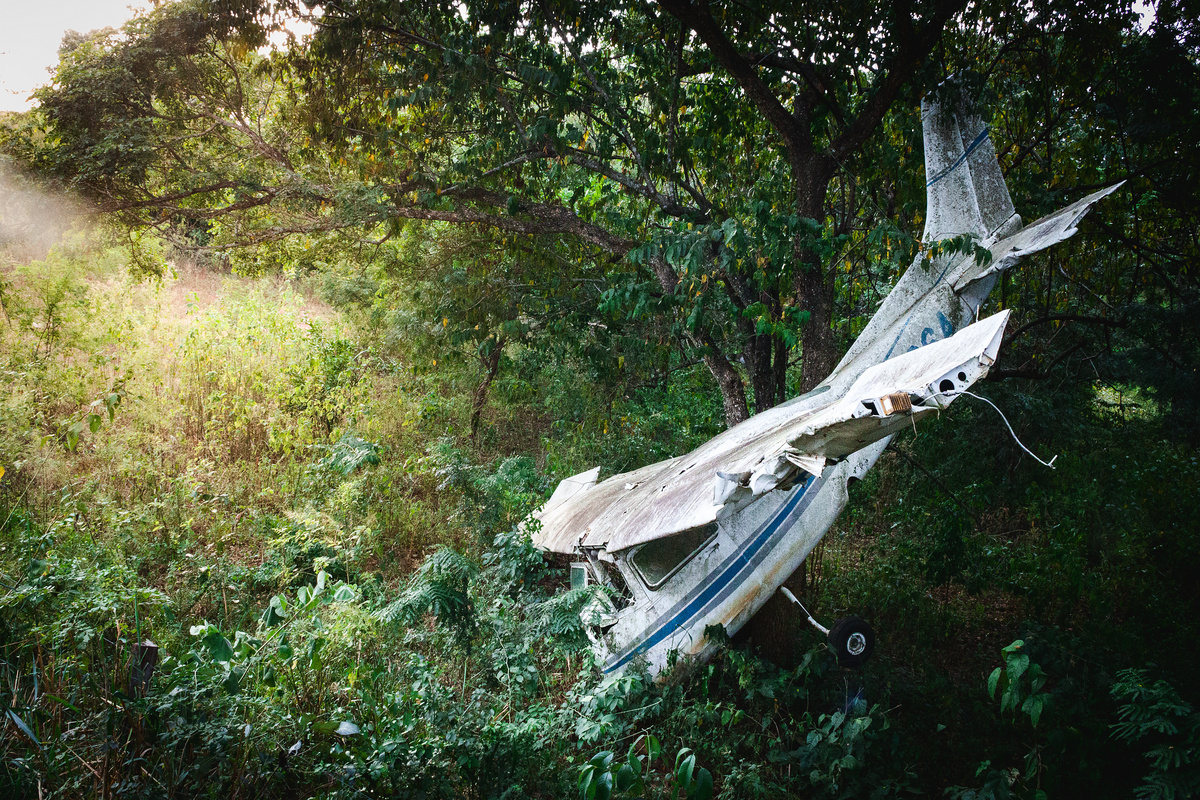 Avião monomotor caído na mata.