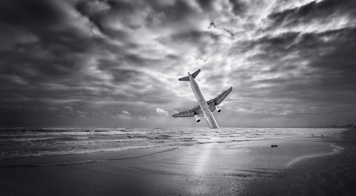 Avião caindo no mar.