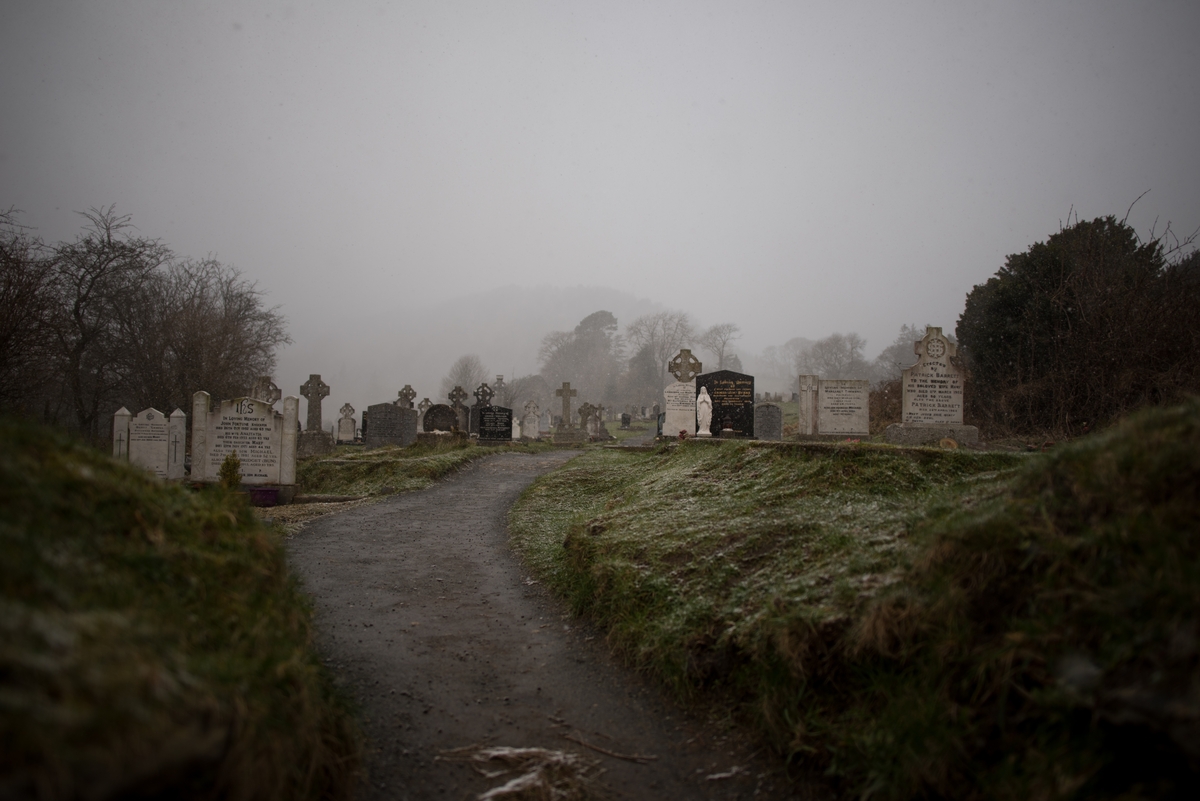Caminho em cemitério sombrio