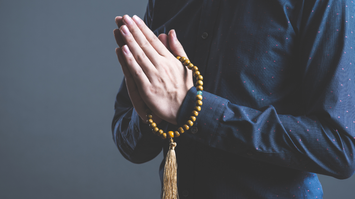 Mãos em sinal de oração. 