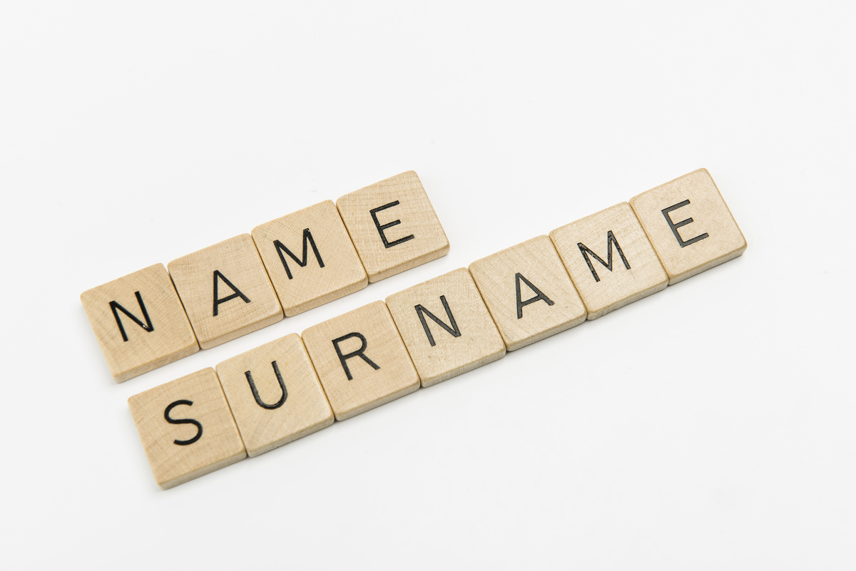 Pedaços de madeira escrito "name" e "surname"