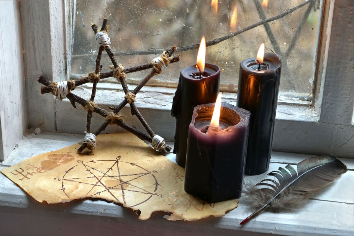 Викканский ритуал с черной и белой свечой