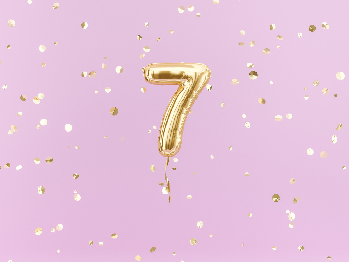 Número 7 em dourado em fundo rosa