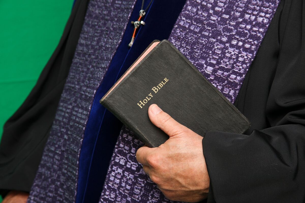 Pastor segurando bíblia.
