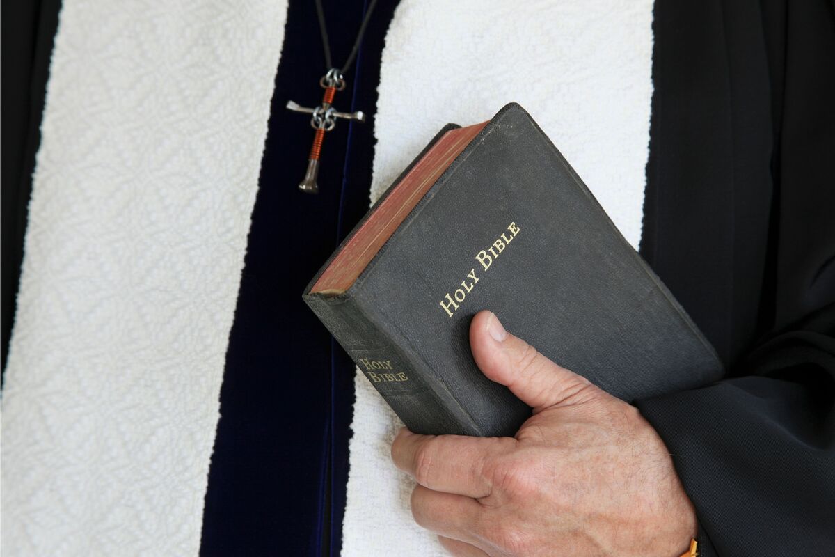 Pastor segurando bíblia sagrada.