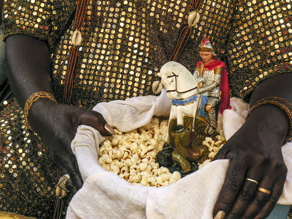 Imagem de São Jorge em saco de pipoca de mulher praticante de religião de matriz africana