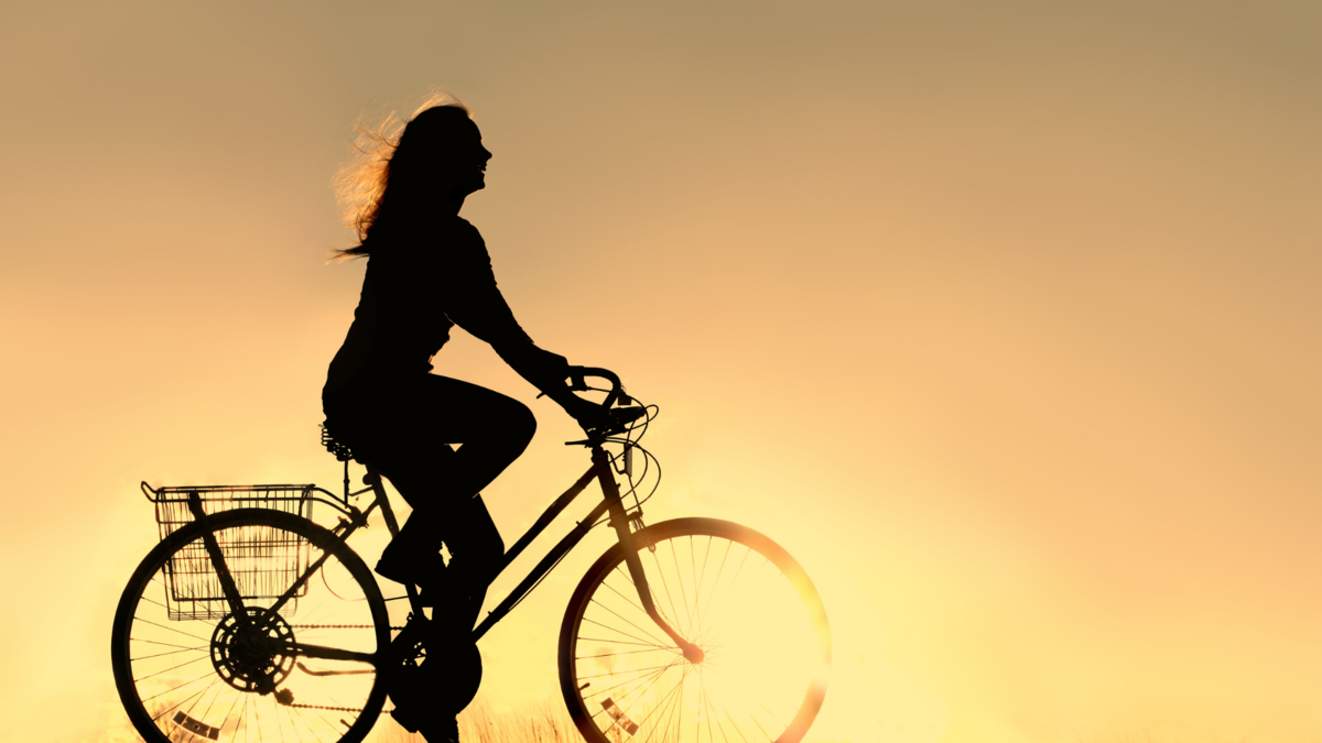 Uma mulher andando de bicicleta. 