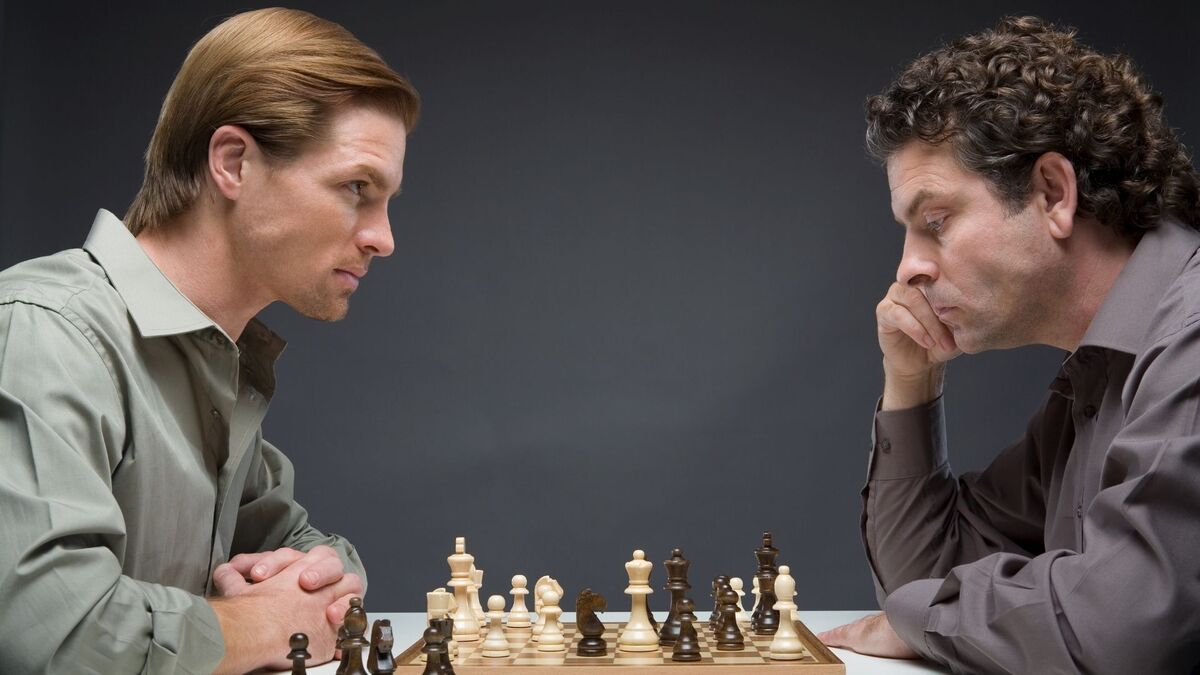 Duas pessoas jogando xadrez.