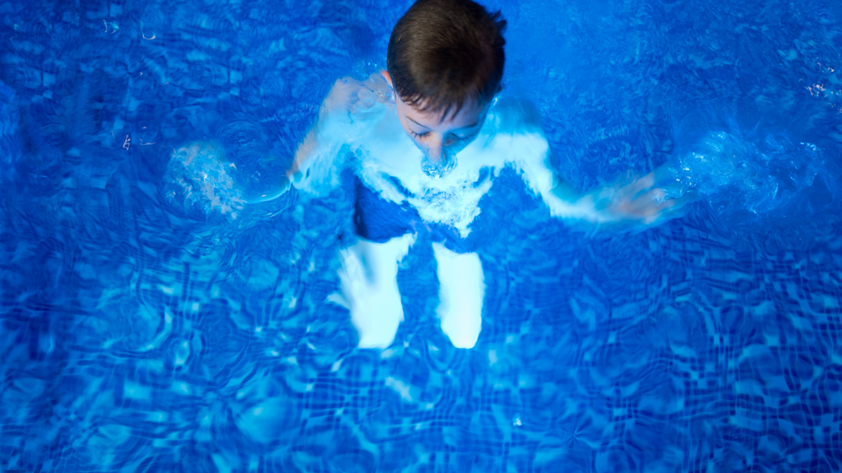 Uma criança se afogando. 