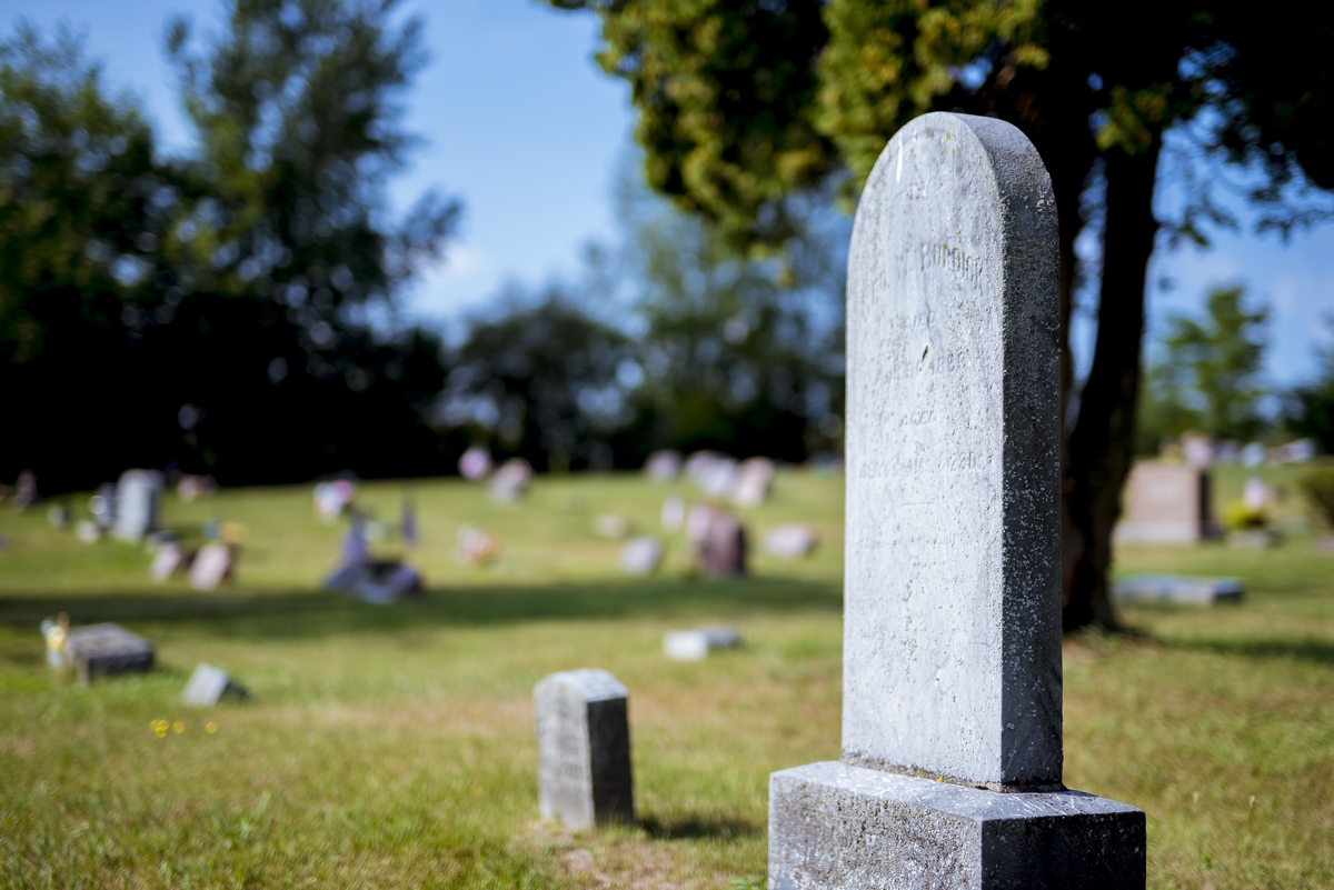 Lápides desconhecidas em um cemitério