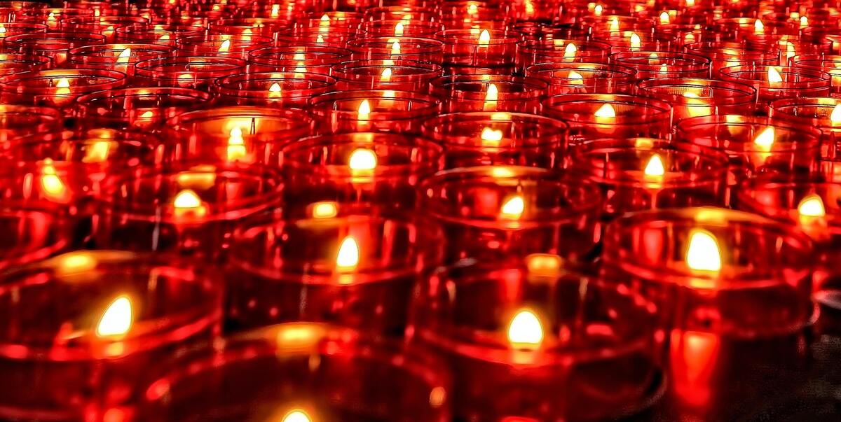 Diversas velas vermelhas.