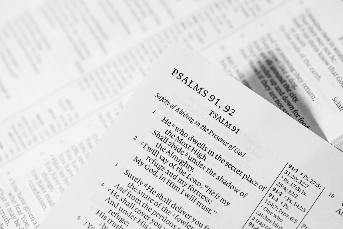 Páginas da bíblia com salmos.